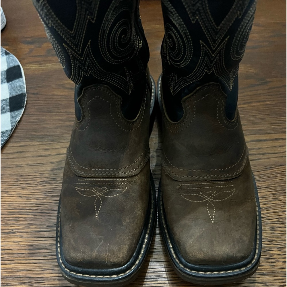 Georgia Square toe boots size 3.5 kids. Only worn a few times in great shape.